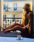 Bornova Escort Kendi Evinde Görüşen Genç Kızlar